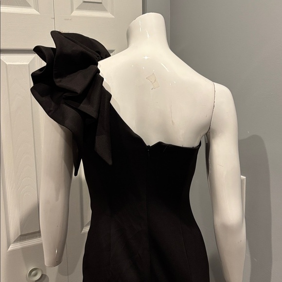 NWOT Betsy & Adam “Daisy” one shoulder ruffle gown - Picture 12 of 14